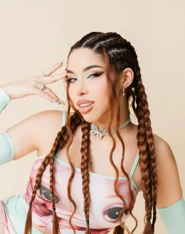 Singer and influencer Yeri Mua denounces death threats, holding Lonche and his fans, who call themselves F.E.S., responsible.