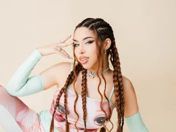 Singer and influencer Yeri Mua denounces death threats, holding Lonche and his fans, who call themselves F.E.S., responsible.