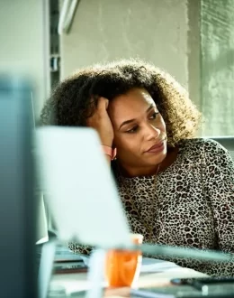 US Employees remain emotionally detached from their workplaces, and most are still watching for their next opportunity.