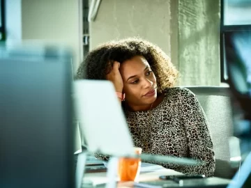 US Employees remain emotionally detached from their workplaces, and most are still watching for their next opportunity.