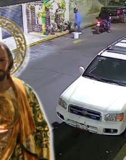 During the festivities, thieves on a motorcycle steal a statue of San Judas Tadeo from its altar.