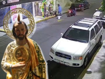 During the festivities, thieves on a motorcycle steal a statue of San Judas Tadeo from its altar.