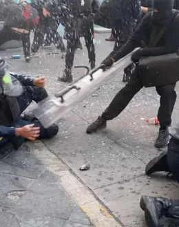 Police attacked at right-wing march. “No to violence”: Sheinbaum