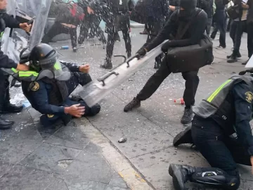 Police attacked at right-wing march. “No to violence”: Sheinbaum