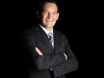 ICE detains doctor Jesús Luján in California; he was wanted in Mexico for negligence.