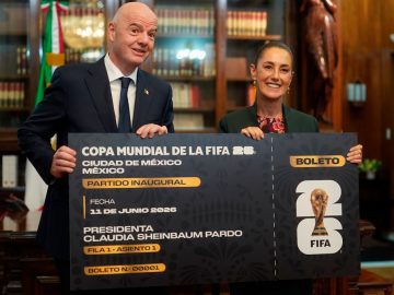 Xóchitl Gálvez lashes out at Claudia Sheinbaum for donating her 2026 World Cup ticket