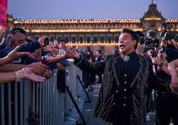 “The Divo” Returns to the Zócalo; More Than 170,000 People Sing “Amor Eterno” to Juan Gabriel