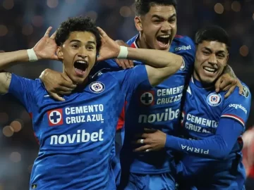 Mexicans want to see Cruz Azul crowned champions; Jardine and ‘Chicharito’ are the villains.