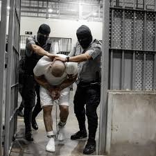 In El Salvador, three Mexicans and three other men were sentenced to 12 years in prison for cocaine trafficking. In El Salvador, three Mexicans and three other men were sentenced to 12 years in prison for cocaine trafficking.