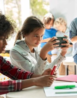 California’s Phone-Free School Experiment: What Early Results Mean for Latino Students and Families