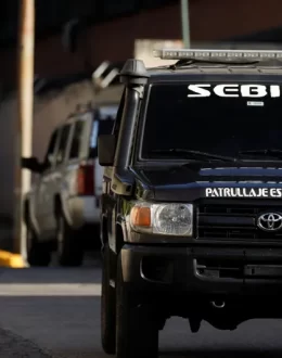 US warns that armed groups are searching for Americans in Venezuela; urges them to leave the country