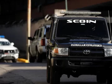 US warns that armed groups are searching for Americans in Venezuela; urges them to leave the country