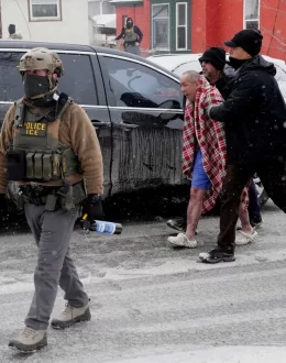 Funcionario del DHS genera polémica tras “admisión” sobre arresto de ciudadano estadounidense en ropa interior