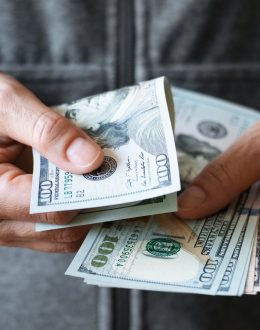 A Weaker Dollar Is Reshaping the U.S. Economy — and Latino Small Businesses Feel It First