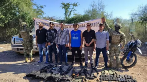 Navy Captures Six Suspected Members of Los Mayos with Weapons in Sinaloa