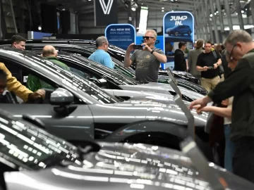 High Gas Prices Push EV Interest in Los Angeles, but Latino Buyers Still Face Hurdles to Ownership