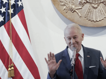 Citizens Block US Ambassador in Los Mochis; He Issues Anti-Corruption Ultimatum to Rocha