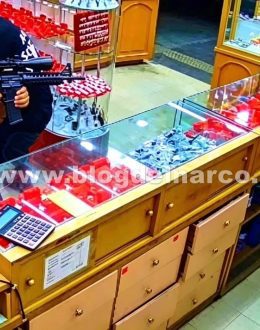 One of the robbers who held up a jewelry store in Tepic, Nayarit, was found dead inside a room at the Motel Del Sol.