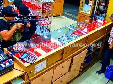 One of the robbers who held up a jewelry store in Tepic, Nayarit, was found dead inside a room at the Motel Del Sol.