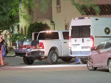 In Hermosillo, young people died from carbon monoxide inhalation while making love in their car; their bodies were found in a state of decomposition.