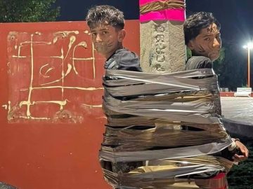 Two young thieves were tied to a utility pole in Lagos de Moreno; the word “RAT” was painted on their foreheads, and a poster board with a message was left behind.