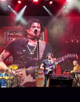 Caifanes Makes History with 65,000 Fans at GNP Stadium: Moves the Audience with Tribute to Missing and Disappeared Parents