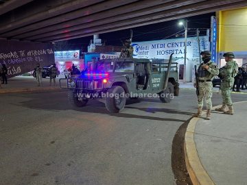 Gunmen entered a private clinic in Mazatlán, Sinaloa, and opened fire, killing one employee and injuring another.
