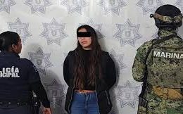 SEMAR personnel arrested a woman equipped with tactical gear and weaponry in Escuinapa, Sinaloa; firearms, tactical equipment, and vehicles were seized.