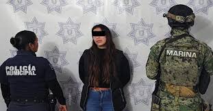 SEMAR personnel arrested a woman equipped with tactical gear and weaponry in Escuinapa, Sinaloa; firearms, tactical equipment, and vehicles were seized.