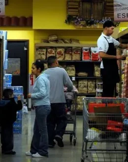 From Newspaper Coupons to Digital Grocery Savings: How Latino Families in Los Angeles Are Adapting to Changing Shopping Habits
