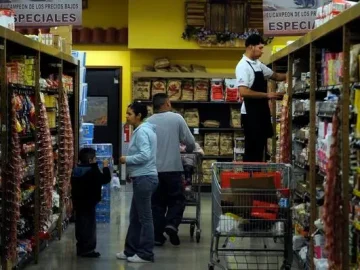 From Newspaper Coupons to Digital Grocery Savings: How Latino Families in Los Angeles Are Adapting to Changing Shopping Habits