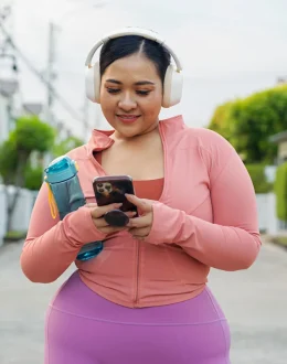 Nearly 6 in 10 Young Women Get Health Advice From Influencers — What It Means for Latinas and Social Media Wellness Trends