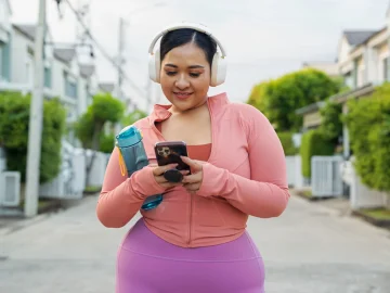 Nearly 6 in 10 Young Women Get Health Advice From Influencers — What It Means for Latinas and Social Media Wellness Trends