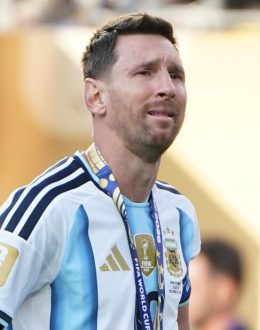 Messi Broke Down in Tears After Receiving the Runner-Up Medal