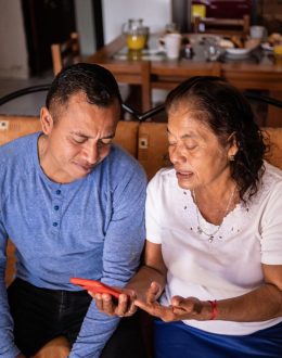 Alzheimer’s and Latino Families: Why Every Older Adult in Los Angeles Needs a Large-Print Contact List