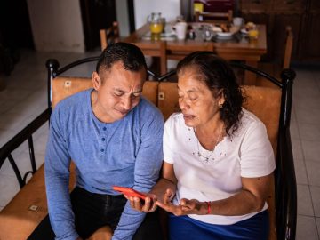 Alzheimer’s and Latino Families: Why Every Older Adult in Los Angeles Needs a Large-Print Contact List