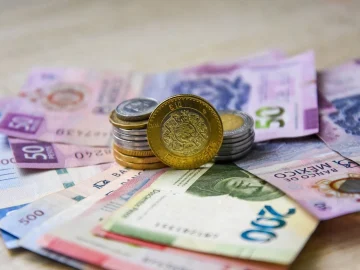 Peso halts gains after breaking the 17.00-per-dollar barrier