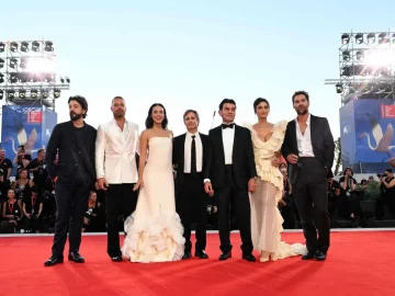 Gael García Bernal presents *Hombre al agua* in Venice; tickets for the screening sold out in minutes