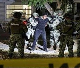 Alleged SEDENA personnel detained a “halcón” (lookout) for La Chapiza and destroyed his motorcycle with an axe in Mazatlán, Sinaloa.