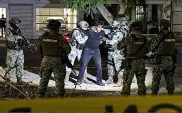 Alleged SEDENA personnel detained a “halcón” (lookout) for La Chapiza and destroyed his motorcycle with an axe in Mazatlán, Sinaloa.