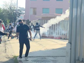 Chaos in Morelia: Student Teachers Vandalize Businesses and Clash with Police